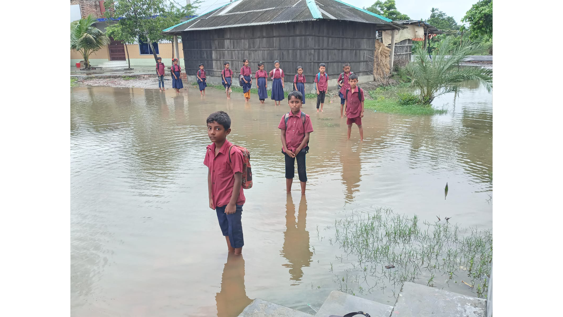 বৃষ্টি হলেই ডুবে থাকে শ্যামনগরের ইশ্বরীপুর সরকারি প্রাথমিক বিদ্যালয়
